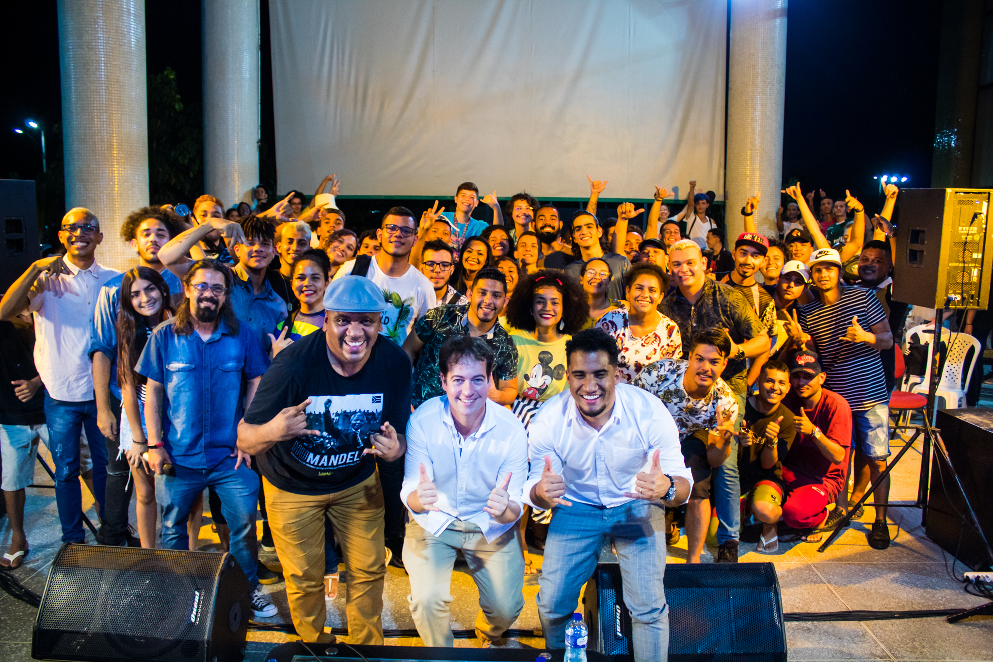 grupo de jovens e kondzilla à frente posando e sorrindo para a foto